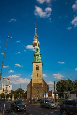 Berlin, Almanya: Fernsehturm. Alman başkentinde Tv kulesi ve kilisesi olan şehir manzarası.