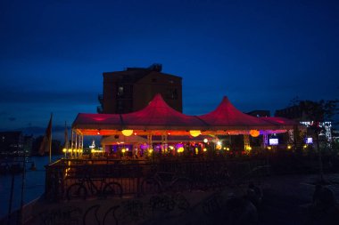 Berlin, Almanya: Alman başkentindeki evlere ve nehre bakan güzel gezinti alanı.