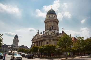 Ünlü Gendarmenmarkt Berlin konser salonu ve Alman Katedrali ile kare altın akşam ışık yaz, Berlin Mitte bölgesinde yer alan, Almanya ile mavi gökyüzü ve bulutlar batımında panoramik manzaralı