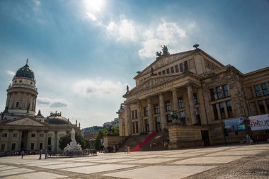 Ünlü Gendarmenmarkt Berlin konser salonu ve Alman Katedrali ile kare altın akşam ışık yaz, Berlin Mitte bölgesinde yer alan, Almanya ile mavi gökyüzü ve bulutlar batımında panoramik manzaralı