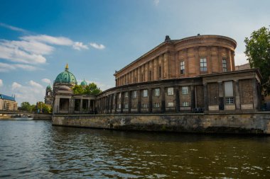 Berlin, Almanya: Berliner Dom. Berlin Katedrali deniz kıyısına bakıyor.