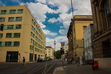 Berlin, Almanya: Başkent Almanya 'da şehir merkezinde evleri olan cadde.