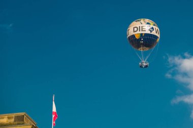 Berlin, Almanya: Die-Welt. Berlin 'deki Charlie Kontrol Noktası yakınlarındaki Panoramik Balon.