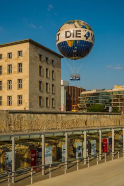 Berlin, Almanya: Die-Welt. Berlin 'deki Charlie Kontrol Noktası yakınlarındaki Panoramik Balon.