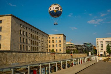 Berlin, Almanya: Die-Welt. Berlin 'deki Charlie Kontrol Noktası yakınlarındaki Panoramik Balon.