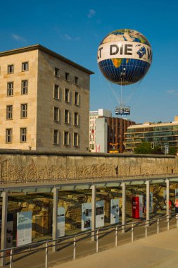 Berlin, Almanya: Die-Welt. Berlin 'deki Charlie Kontrol Noktası yakınlarındaki Panoramik Balon.
