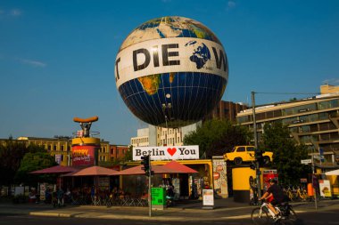 Berlin, Almanya: Die-Welt. Berlin 'deki Charlie Kontrol Noktası yakınlarındaki Panoramik Balon.