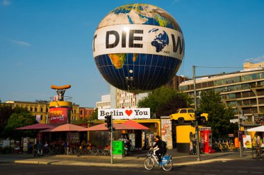 Berlin, Almanya: Die-Welt. Berlin 'deki Charlie Kontrol Noktası yakınlarındaki Panoramik Balon.