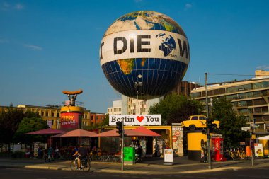 Berlin, Almanya: Die-Welt. Berlin 'deki Charlie Kontrol Noktası yakınlarındaki Panoramik Balon.
