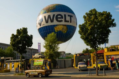 Berlin, Almanya: Die-Welt. Berlin 'deki Charlie Kontrol Noktası yakınlarındaki Panoramik Balon.