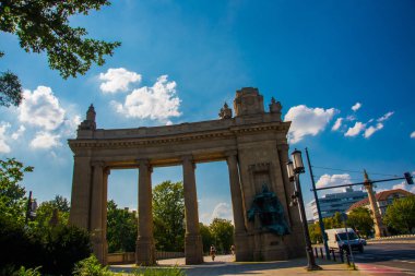Berlin, Almanya: Alman başkentinde mavi gökyüzüne karşı caddenin güzel ön kapısı