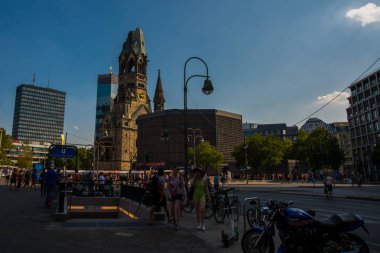 Berlin, Almanya: Kaiser Wilhelm Memorial Kilisesi. Tarihi kilise, İkinci Dünya Savaşı sırasında müttefik hava kuvvetleri tarafından vuruldu ve hasar gördü..