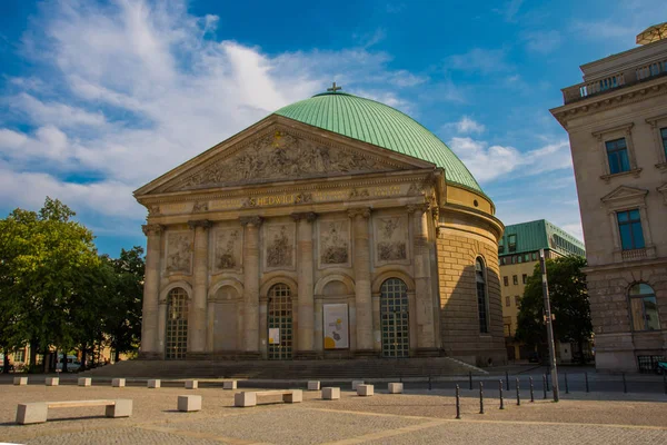 Berlin, Németország: Hedwig-katedrális Németország fővárosában — Stock Fotó