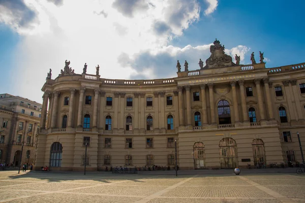 Berlin, Németország: A berlini Humboldt Egyetem az 1810-ben alapított Berlin egyik legrégebbi egyeteme. A Királyi Könyvtár, jelenleg a jogi kar székhelye.. — Stock Fotó