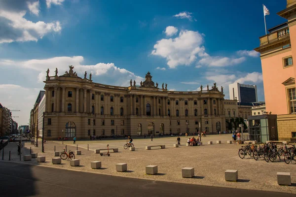 Berlin, Niemcy: Uniwersytet Humboldta w Berlinie jest jednym z najstarszych berlińskich uniwersytetów założonych w 1810 roku. Biblioteka Królewska, obecnie siedziba Wydziału Prawa. — Zdjęcie stockowe