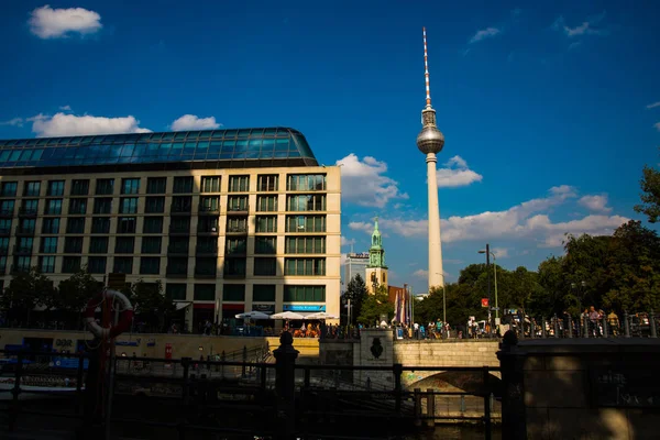 德国柏林：Fernsehturm 。 德国首都城市景观与电视塔. — 图库照片