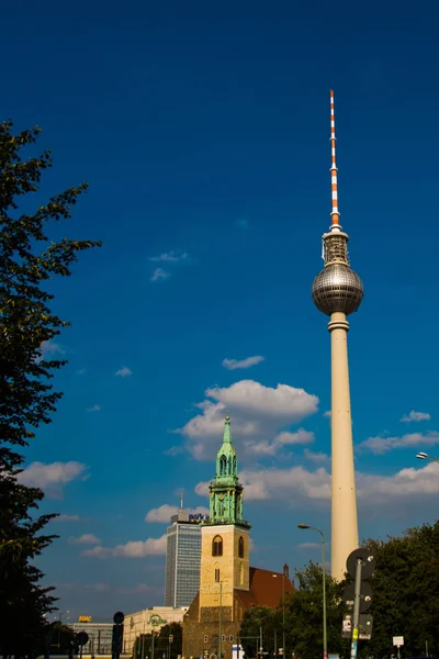 독일 베를린 : fernsehturm. TV 탑 과 독일 수도에 있는 교회가 있는 도시 경관. — 스톡 사진