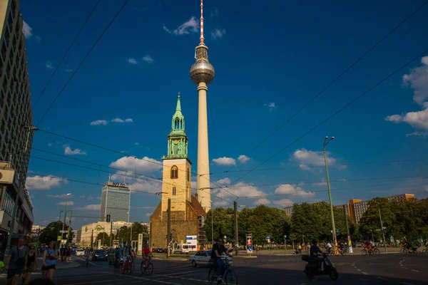 Berlin, Almanya: Fernsehturm. Alman başkentinde Tv kulesi ve kilisesi olan şehir manzarası. — Stok fotoğraf