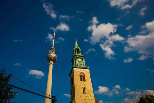 독일 베를린 : fernsehturm. TV 탑 과 독일 수도에 있는 교회가 있는 도시 경관. — 스톡 사진