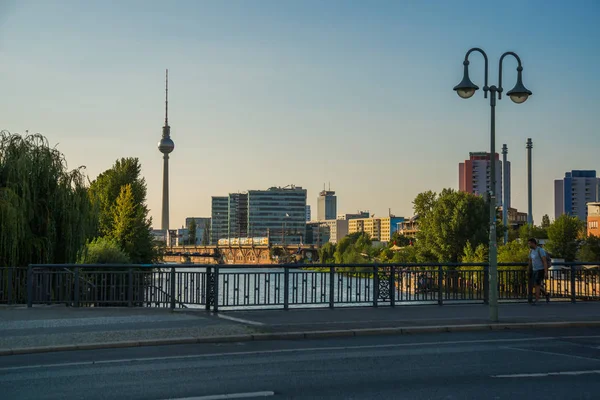Berlín, Alemania: Fernsehturm. Paisaje urbano con una torre de televisión en la capital alemana . — Foto de Stock