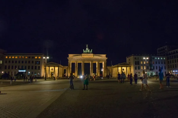 Известные Бранденбургские ворота в Берлине. Германия. Ночной пейзаж — стоковое фото