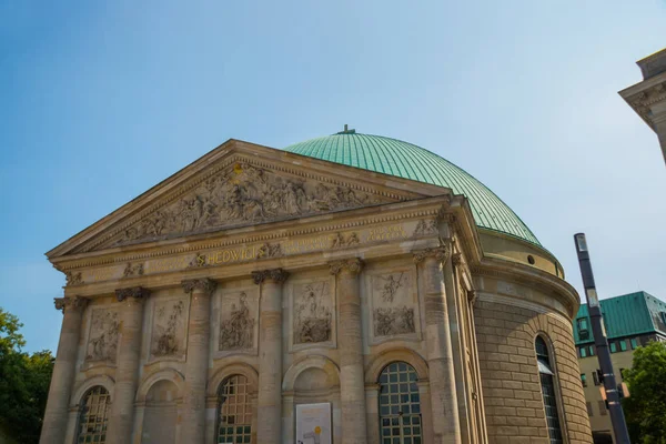 Berlin, Niemcy: Katedra Hedwiga w stolicy Niemiec — Zdjęcie stockowe
