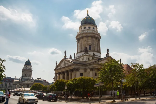 Ünlü Gendarmenmarkt Berlin konser salonu ve Alman Katedrali ile kare altın akşam ışık yaz, Berlin Mitte bölgesinde yer alan, Almanya ile mavi gökyüzü ve bulutlar batımında panoramik manzaralı