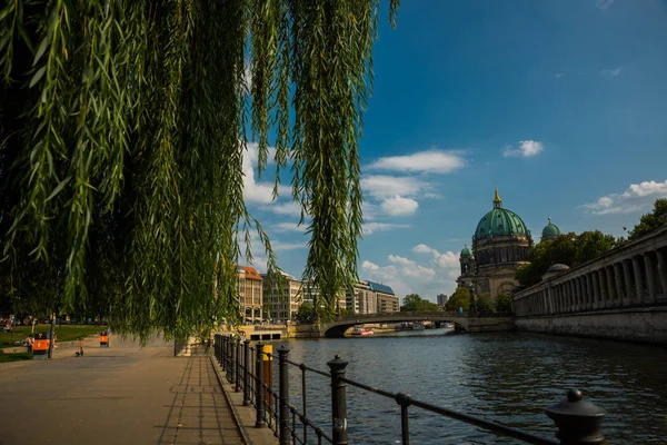 Berlín, Alemania: Berliner Dom. Catedral de Berlín con vistas al paseo marítimo desde el agua —  Fotos de Stock