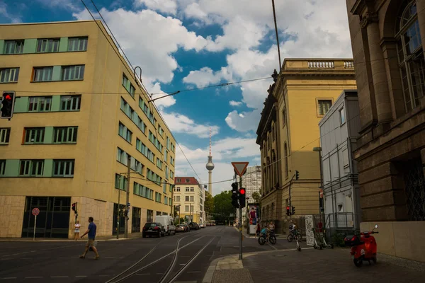 Berlim, Alemanha: Rua com casas no centro da cidade na capital Alemanha . — Fotografia de Stock