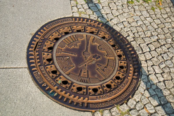 Berlin, Almanya: rögar kapaklarına şehrin en ünlü anıtları kazınır.. — Stok fotoğraf