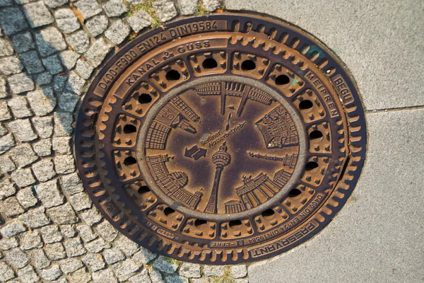 Berlin, Tyskland: på manhål omslag, är ristade alla de mest kända monumenten i staden. — Stockfoto