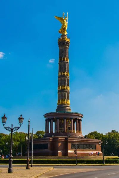 Goldelse, Statue of St. Victoria on the Victory Colcolumn, Tiergarten, Berlin, Germany — 图库照片