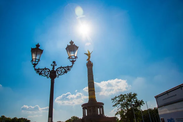 Goldelse, standbeeld van St. Victoria op de Victory Column, Tiergarten, Berlijn, Duitsland — Stockfoto