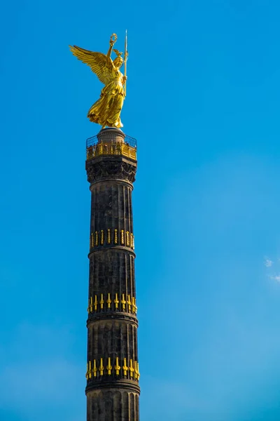 Goldelse, standbeeld van St. Victoria op de Victory Column, Tiergarten, Berlijn, Duitsland — Stockfoto