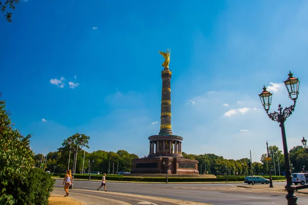 Goldelse, standbeeld van St. Victoria op de Victory Column, Tiergarten, Berlijn, Duitsland — Stockfoto