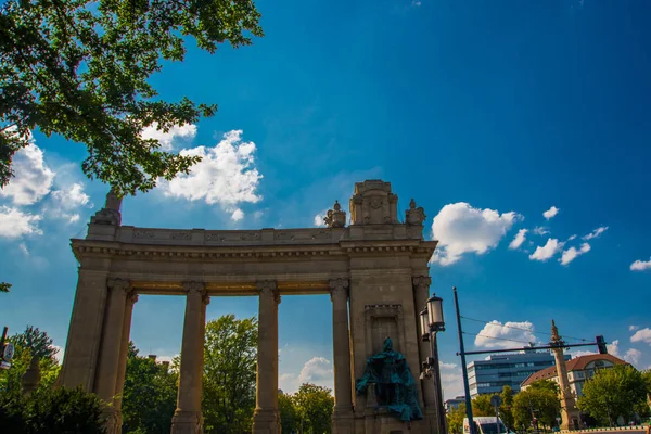 BERLÍN, ALEMANIA: Hermosa puerta delantera en la calle de la capital alemana contra el cielo azul — Foto de Stock