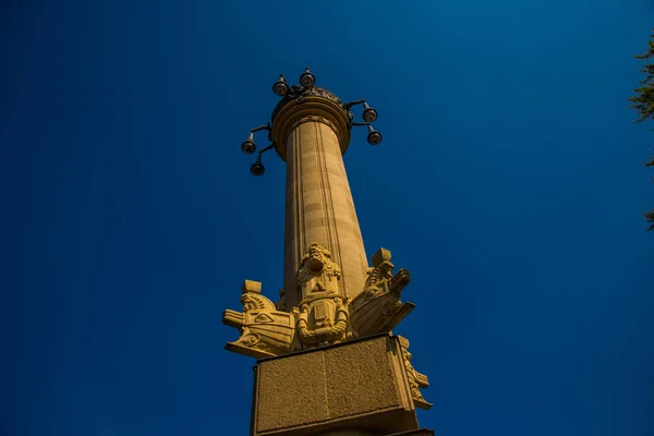 BERLIN, ALLEMAGNE : Belle porte d'entrée sur la rue dans la capitale allemande contre le ciel bleu — Photo