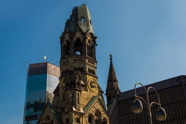 Berlin, Tyskland: Kaiser Wilhelm Memorial Church. Historiska kyrkan drabbades och skadades av allierade flygvapen under andra världskriget och aldrig återställd. — Stockfoto