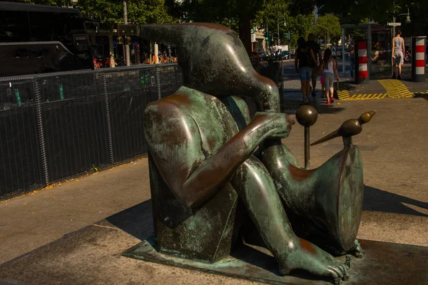 BERLÍN, ALEMANIA: Un monumento inusual a un hombre con un instrumento musical, saxofonista . —  Fotos de Stock