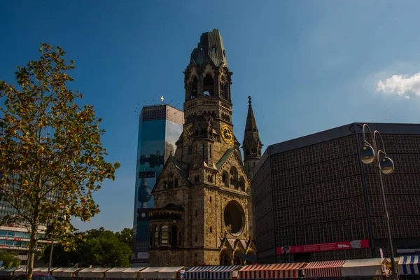 Berlijn, Duitsland: Kaiser Wilhelm Memorial Church. Historische kerk getroffen en beschadigd door geallieerde luchtmacht tijdens de Tweede Wereldoorlog en nooit gerestaureerd. — Stockfoto