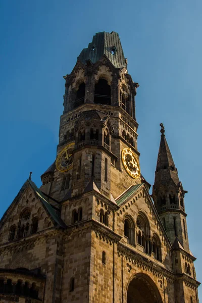 Berlin, Germany: Kaiser Wilhelm Memorial Church. Historical church hit and damaged by allied air forces during the second world war and never restored. — Stock Photo, Image