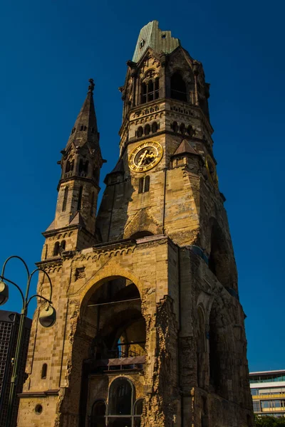 Berlin, Germany: Kaiser Wilhelm Memorial Church. Historical church hit and damaged by allied air forces during the second world war and never restored. — Stock Photo, Image