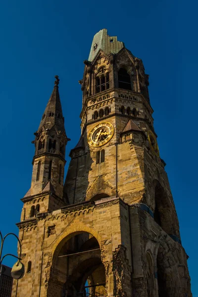 Berlin, Germany: Kaiser Wilhelm Memorial Church. Historical church hit and damaged by allied air forces during the second world war and never restored. — Stock Photo, Image