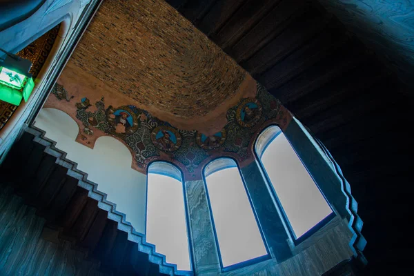 Berlim, Alemanha: Kaiser Wilhelm Memorial Church. Igreja histórica atingida e danificada pelas forças aéreas aliadas durante a segunda guerra mundial e nunca restaurada . — Fotografia de Stock