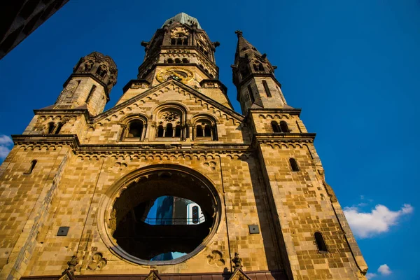 Berlin, Germany: Kaiser Wilhelm Memorial Church. Historical church hit and damaged by allied air forces during the second world war and never restored. — Stock Photo, Image