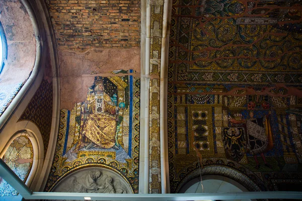 Berlin, Germany: Kaiser Wilhelm Memorial Church. Historical church hit and damaged by allied air forces during the second world war and never restored. — Stock Photo, Image