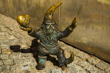 Wroclaw, Polonya: Wroclovek cüce figürü Wroclaw 'da kalbi olan