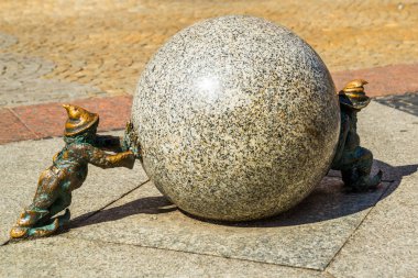 Wroclaw, Polonya: Wroclaw Cüce. Şehrin sokaklarındaki küçük heykelcikler.