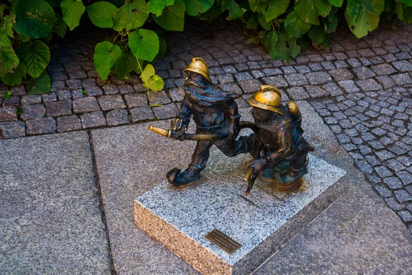 WROCLAW, POLAND: Disabled dwarfs statues at Wroclaw Market square near Old Town hall. — Stock Photo, Image