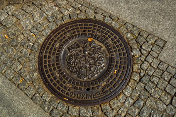 El viejo canal de cobertura de alcantarilla en Wroclaw, Polonia — Foto de Stock